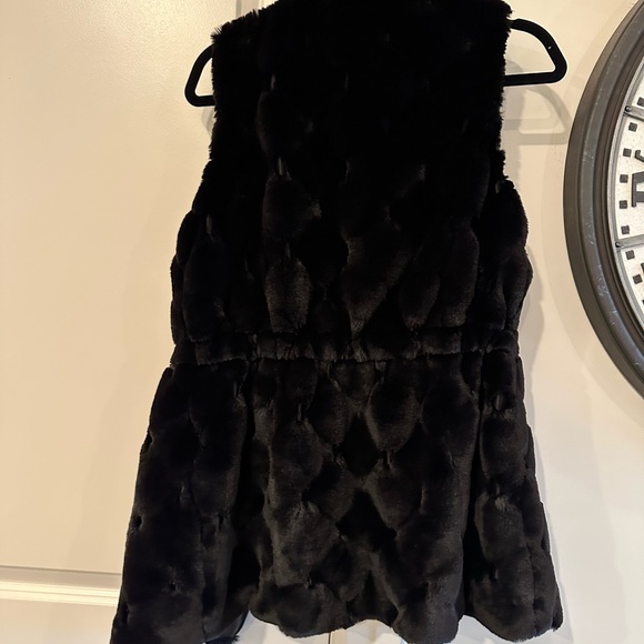 White House Black Market Women’s Black Faux Fur Vest - Picture 3 of 3